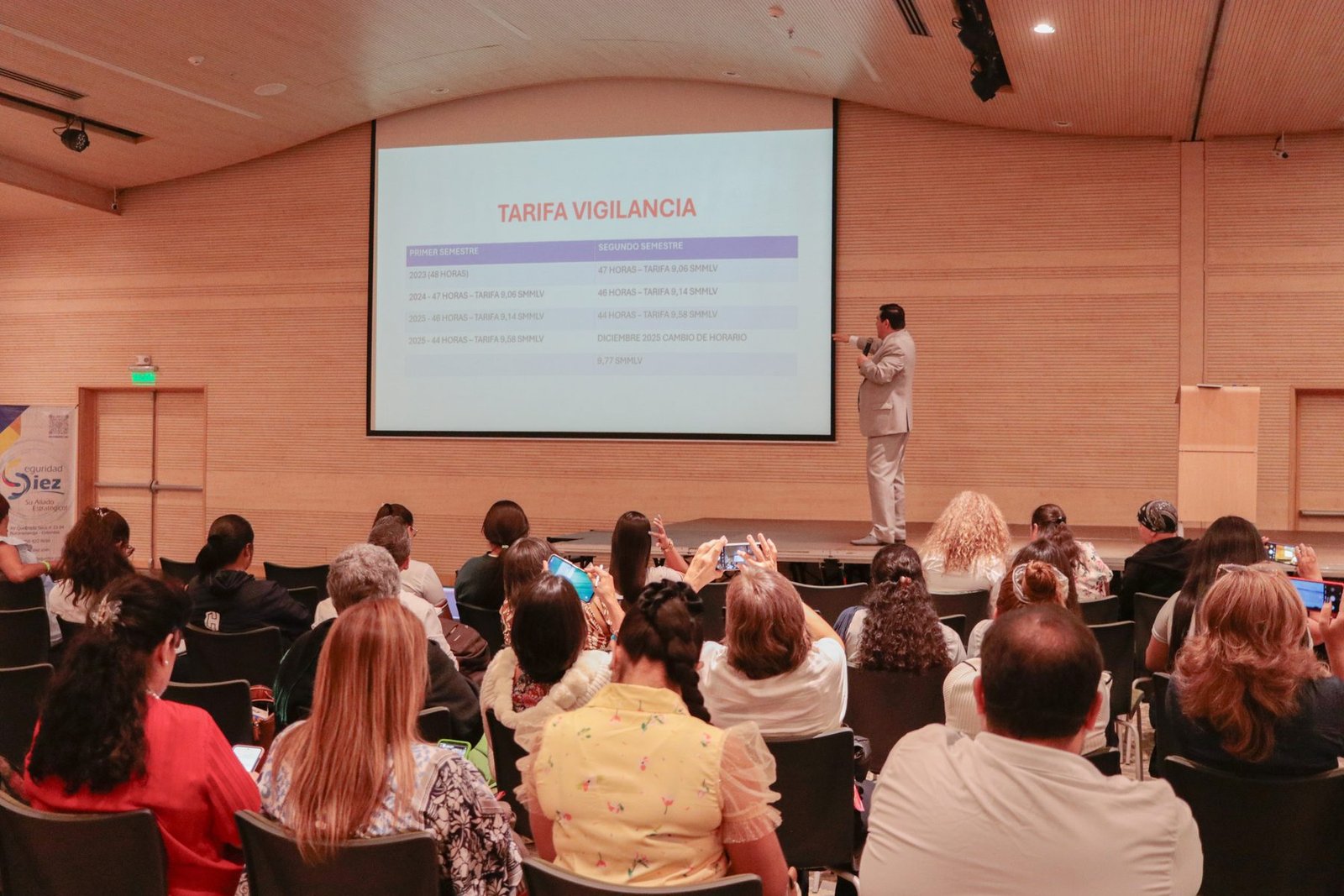 Cubrimiento de evento corporativo y conferencia